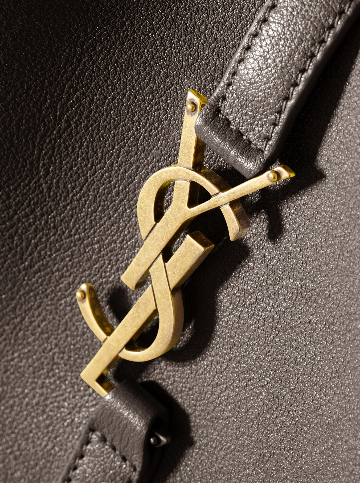 LE 5 À 7 SUPPLE SMALL IN HAMMERED LEATHER - Image 6